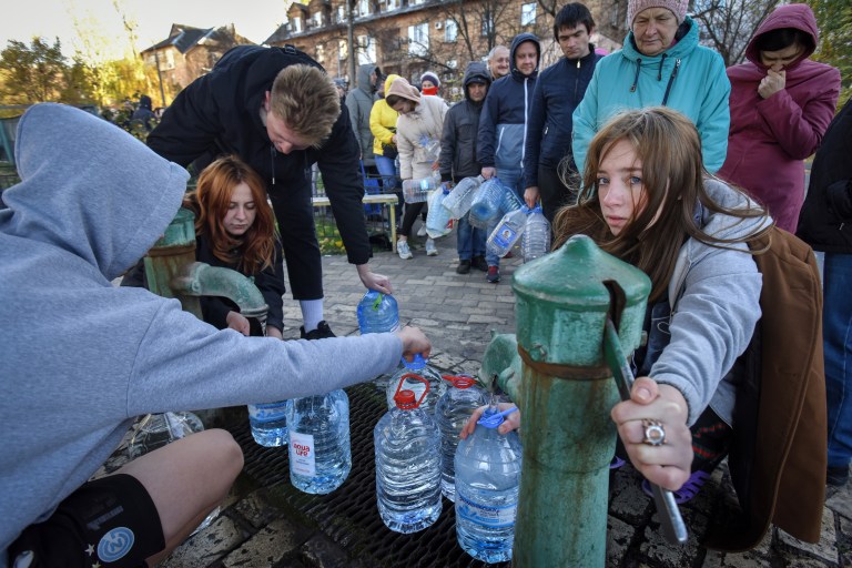 Nueva estrategia: bombardeos rusos buscan dejar a Ucrania sin luz y sin agua