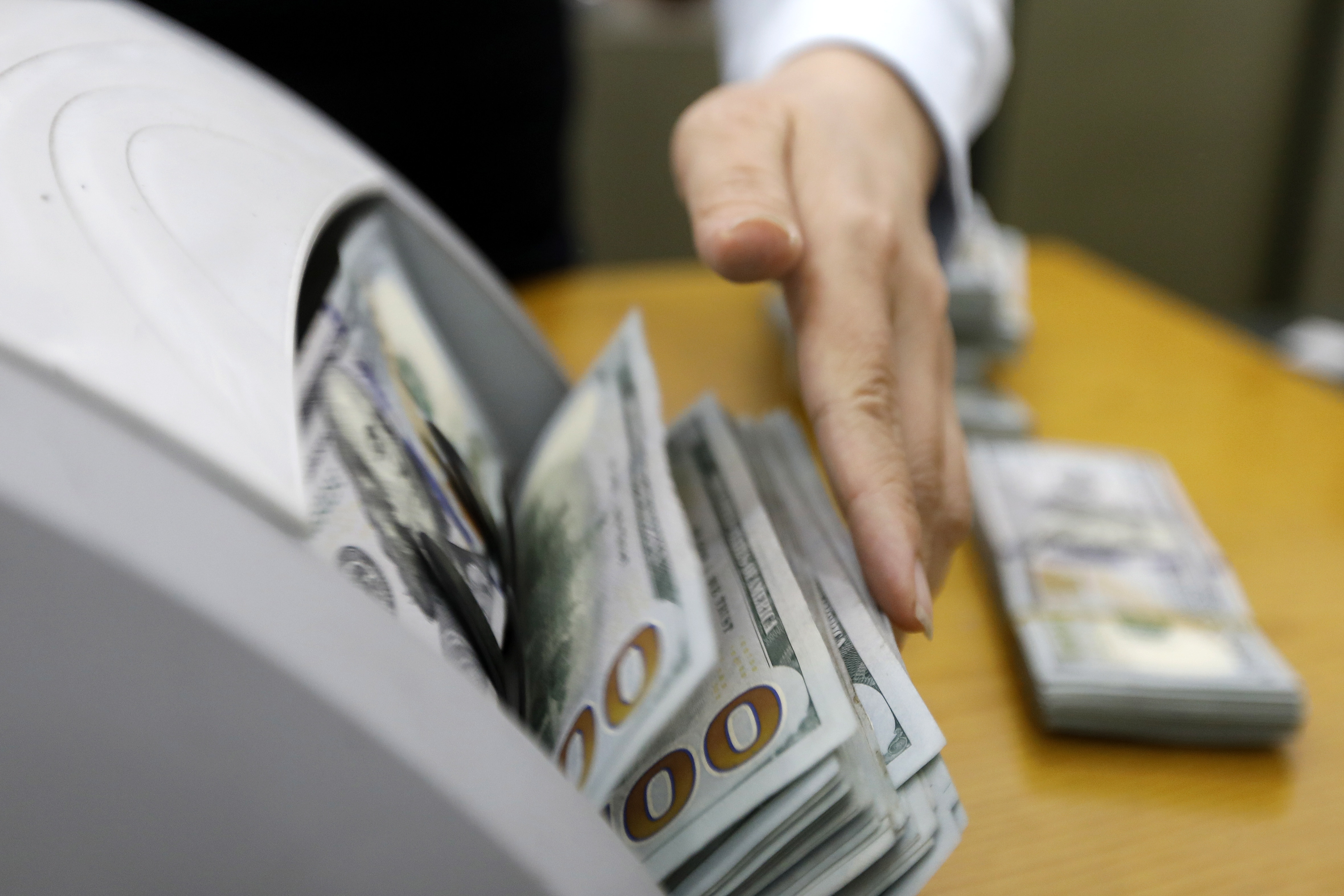 Hanoi (Viet Nam), 19/09/2022.- A staff member counts US dollars banknotes at a bank in Hanoi, Vietnam, 19 September 2022. The USD/VND exchange rate has increased by more than 3.6 percent since the beginning of 2022, the highest in history, according to media reports. EFE/EPA/LUONG THAI LINH