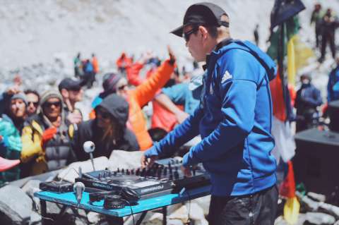 Así fue la rumba en el Everest, "la fiesta más alta de la Tierra"