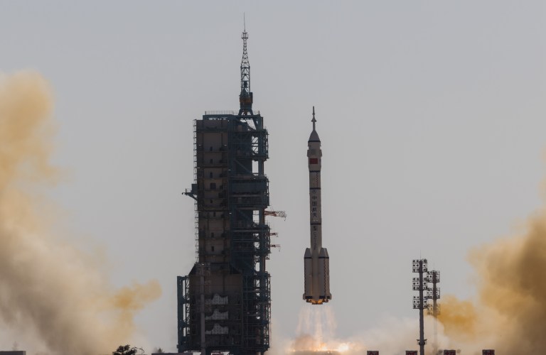 En video: China lanza con éxito su misión tripulada Shenzhou-17