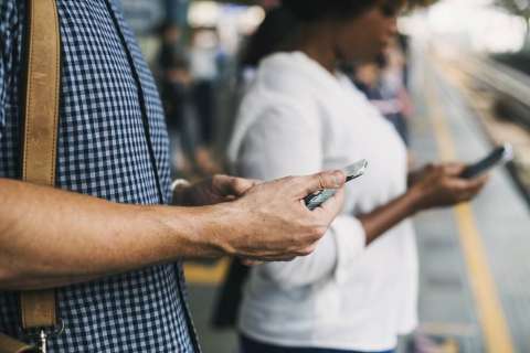 ¿Qué es lo que más hacen los colombianos en sus teléfonos celulares?