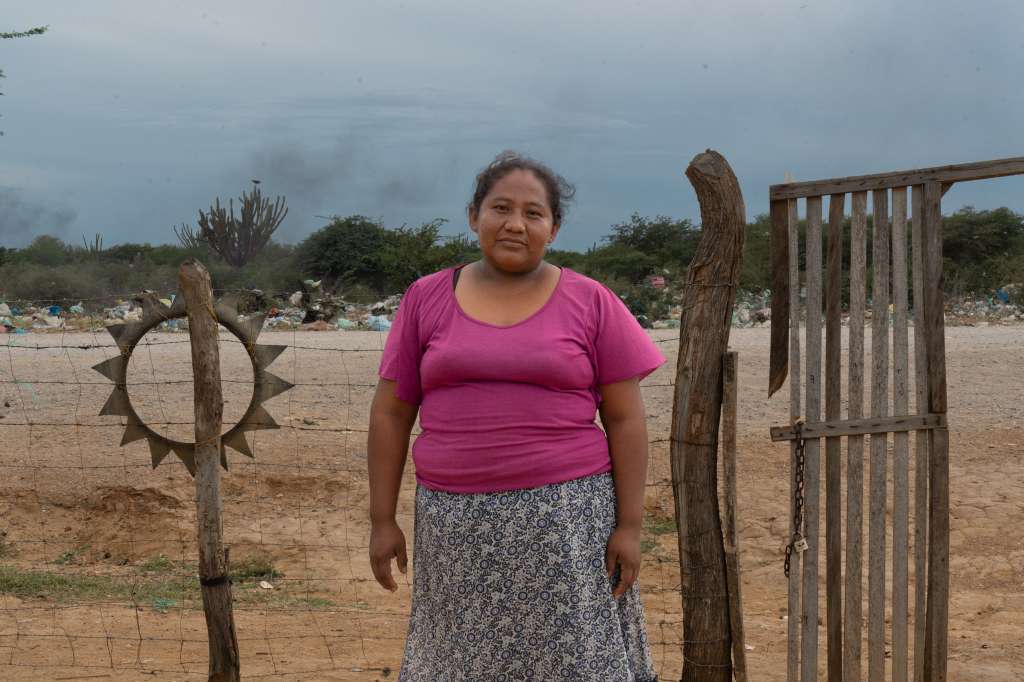 Videlina Epieyú afuera de su casa, justo al frente del llamado ‘monte’. Ser vecina de este lugar le genera miedo e incomodidad a ella, su esposo y sus cinco hijos.