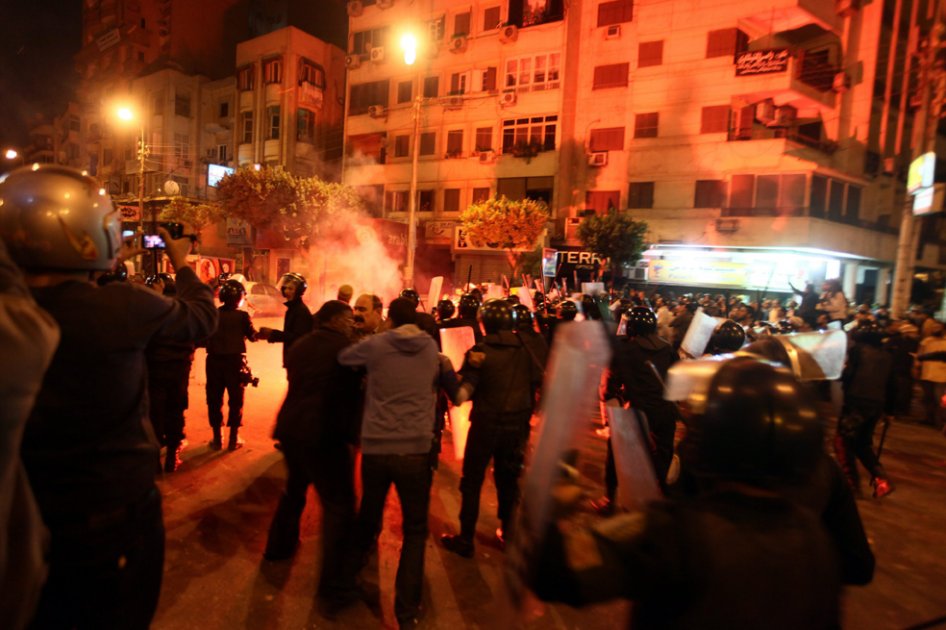 Policías antimotines egipcios mantienen el control durante un enfrentamiento entre seguidores del presidente Mohamed Mursi y opositores a éste/ EFE