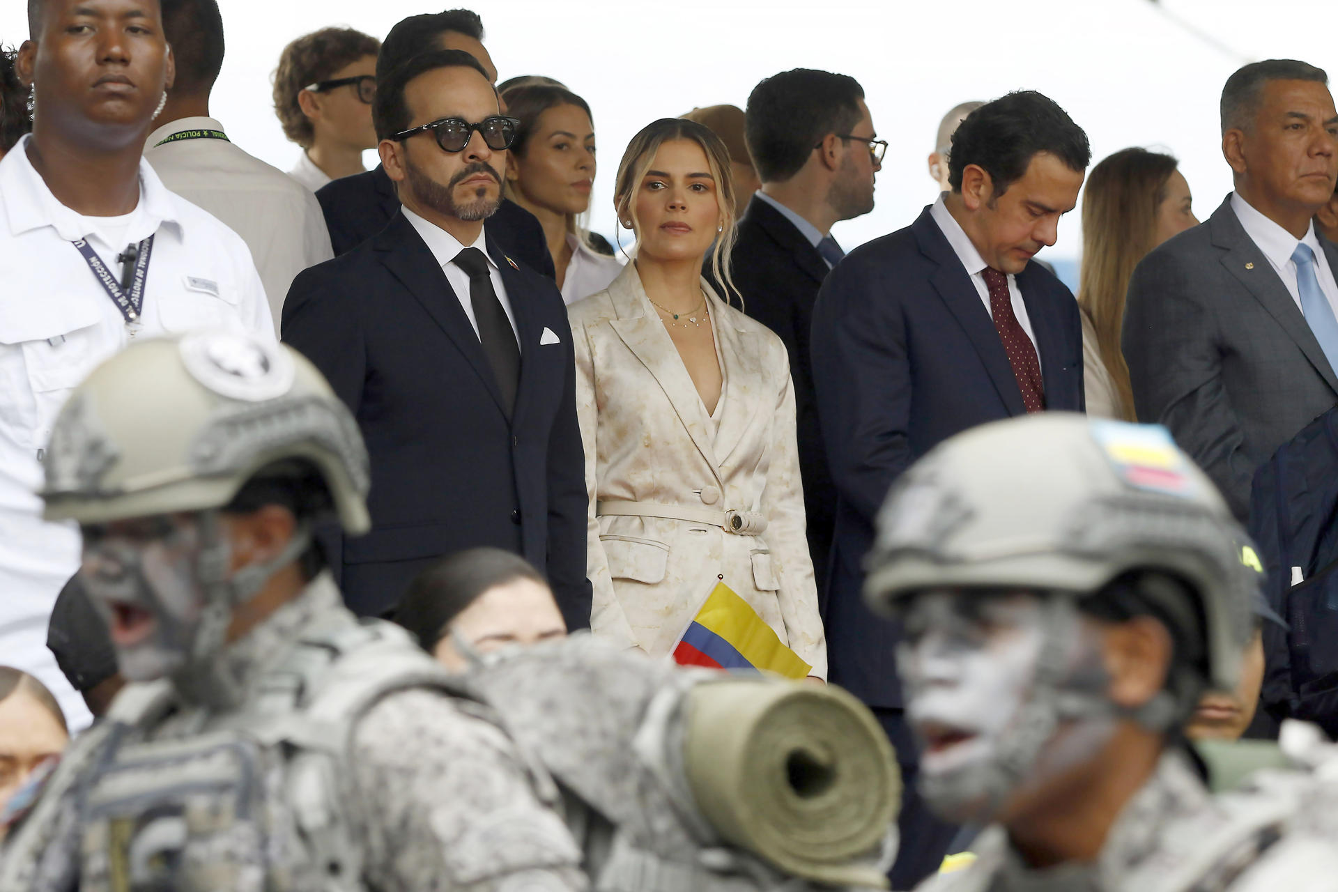 AME1365. MEDELLÍN (COLOMBIA), 20/07/2026.- El presidente electo de Colombia, Abelardo de la Espriella (2-i); su esposa Ana Lucía Pineda (c); el ministro de Interior designado, Rodrigo Lara (2-d); y el ministro de Defensa desigando, Jorge Eduardo Mora López (d) asisten al desfile militar del Día de la Independencia este lunes, en Medellín (Colombia). De la Espriella afirmó "Hoy celebramos aquí el grito de independencia en una tierra que es la más patriota de Colombia y que dio el grito definitivo de independencia el 21 de junio". EFE/ STR