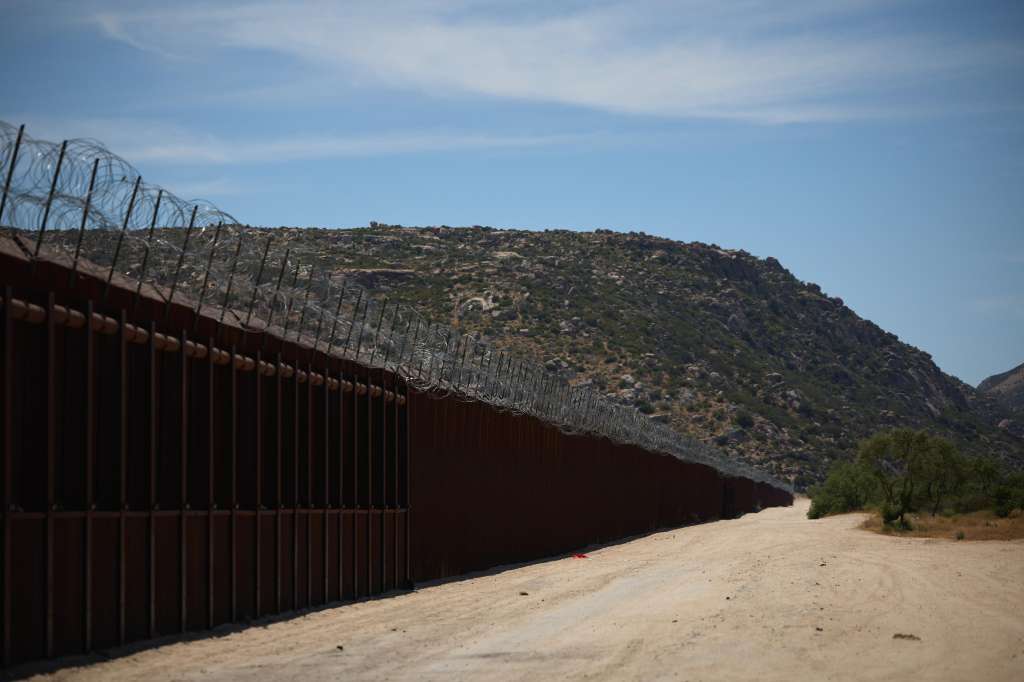 Jacumba (United States), 04/06/2024.- A view of the US border wall at the US Mexico border in Jacumba, California, USA, 04 June 2024. Today, US President Joe Biden signed an executive order tightening restrictions on migrants seeking asylum at the US Mexico border. The order is expected to go into effect immediately. EFE/EPA/ALLISON DINNER