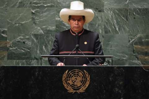 Pedro Castillo se aleja de los radicales