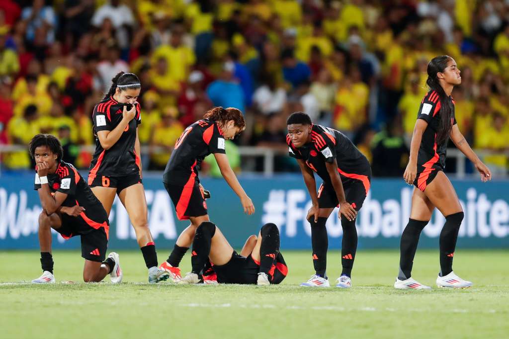 AMDEP7169. CALI (COLOMBIA), 15/09/2024.- Jugadoras de Colombia reaccionan al perder la serie de penaltis este domingo, en un partido de los cuartos de final de la Copa Mundial Femenina sub-20 ante Países Bajos en el estadio Pascual Guerrero en Cali (Colombia). EFE/ Ernesto Guzmán Jr.