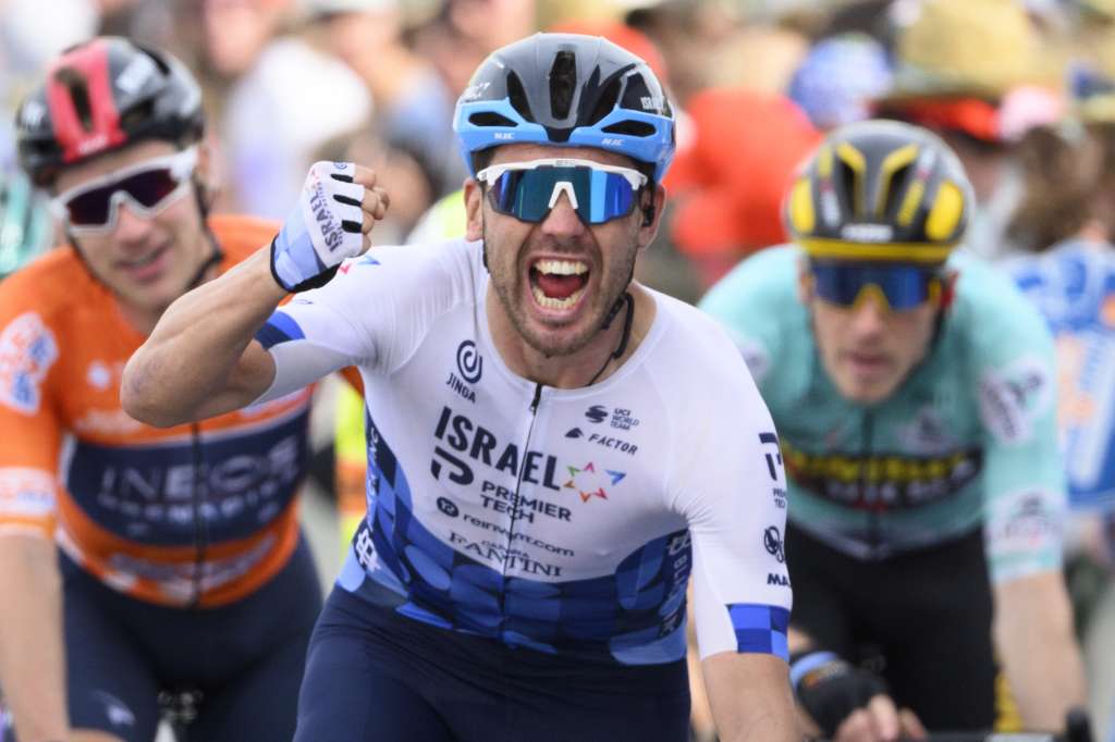 Valbroye (Switzerland), 29/04/2022.- New Zealand rider Patrick Bevin (front) of the Israel Premier Tech team celebrates after crossing the finish line to win the third stage of the 75th Tour de Romandie UCI ProTour cycling race over 165km around Valbroye, Switzerland, 29 April 2022. Bevin won ahead of second placed British rider Ethan Hayter (L) of the Ineos Grenadiers team and third placed Australian rider Rohan Dennis (R) of the Jumbo-Visma team. (Ciclismo, Nueva Zelanda, Suiza) EFE/EPA/JEAN-CHRISTOPHE BOTT