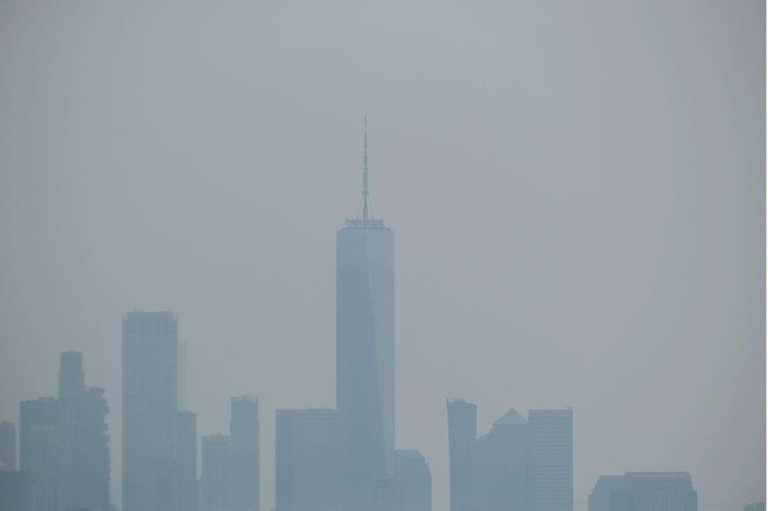 Manhattan estuvo envuelta en una densa niebla causada por los incendios forestales en Canadá el 06 de junio 2023 en la ciudad de Nueva York.