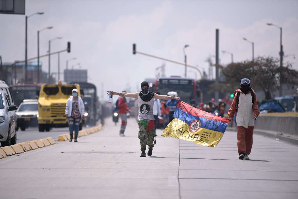 Cientos de habitantes de la localidad de Kennedy conmemoraron 9 meses del estallido social con una marcha pacífica y pedagógica por las calles del sector. Protestaron contra la represión policial, el alza del pasaje de Transmilenio y el aumento de impuestos al costo de vida. Además rechazaron la orden del Ministerio de Defensa de militarizar el denominado Portal Resistencia.