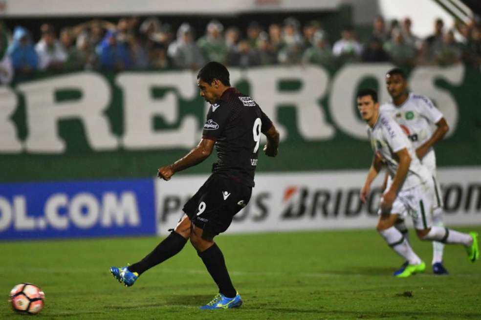 El delantero José Sand ejecuta el penal que le dio el segundo a Lanús frente a Chapecoense. / AFP