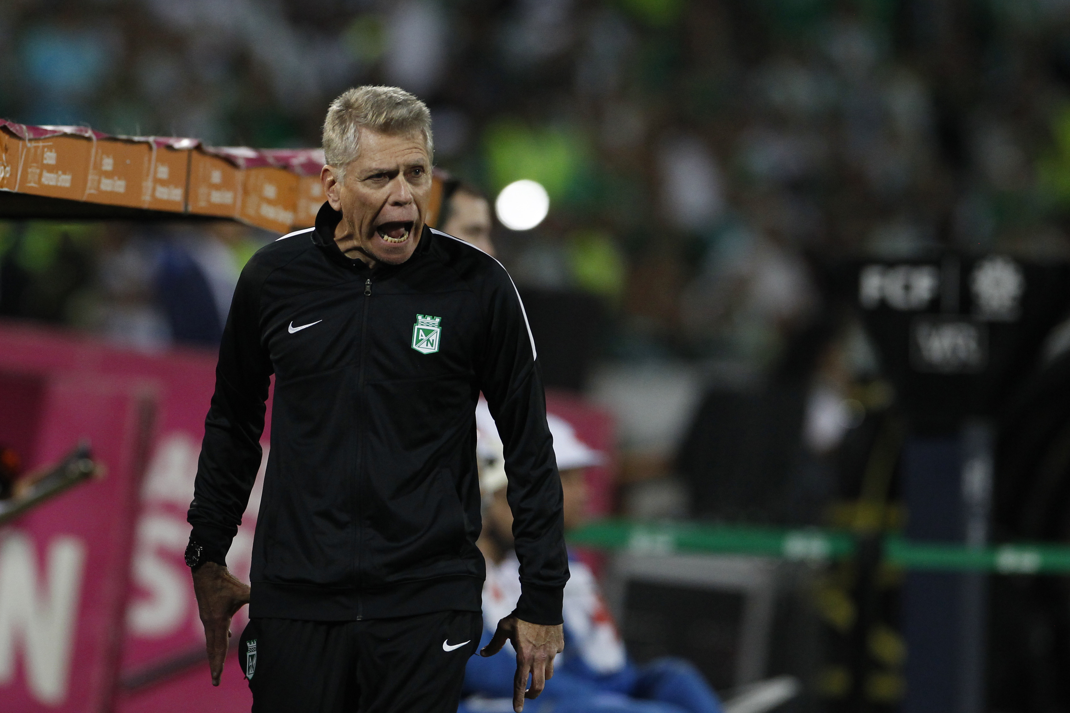 AMDEP4485. MEDELLÍN (COLOMBIA), 21/06/2023.- El entrenador de Nacional Paulo Autori dirige hoy, en el partido de ida de la final de la Primera A del fútbol colombiano en el estadio Atanasio Girardot en Medellín (Colombia). EFE/ Luis Eduardo Noriega A.