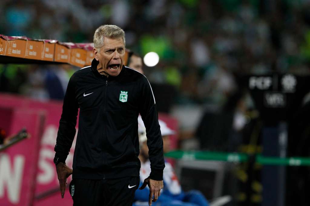 AMDEP4485. MEDELLÍN (COLOMBIA), 21/06/2023.- El entrenador de Nacional Paulo Autori dirige hoy, en el partido de ida de la final de la Primera A del fútbol colombiano en el estadio Atanasio Girardot en Medellín (Colombia). EFE/ Luis Eduardo Noriega A.