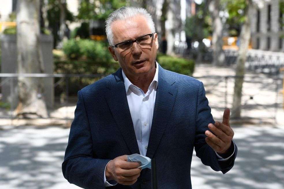 El abogado español de Julian Assange, Baltazar Garzon, habla con la prensa después de comparecer ante un tribunal en Madrid.