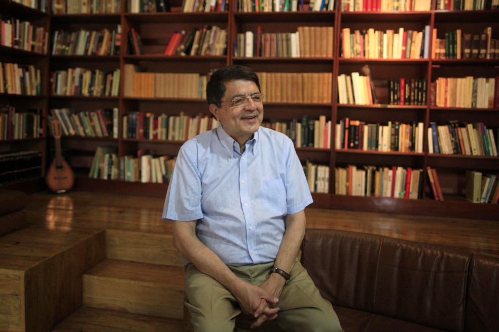 Sergio Ramírez nació en Masatepe el 5 de agosto de 1942. Además de escritor y periodista es doctor en derecho y fue vicepresidente de Nicaragua. Está leyendo “Judas”, de Amos Oz. / AP