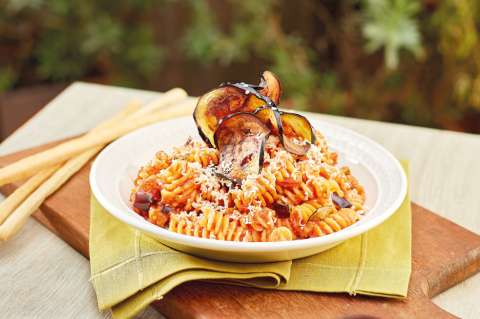 Fusili a la Norma con pasta casera: ¡sabores italianos en tu plato de pasta corta!