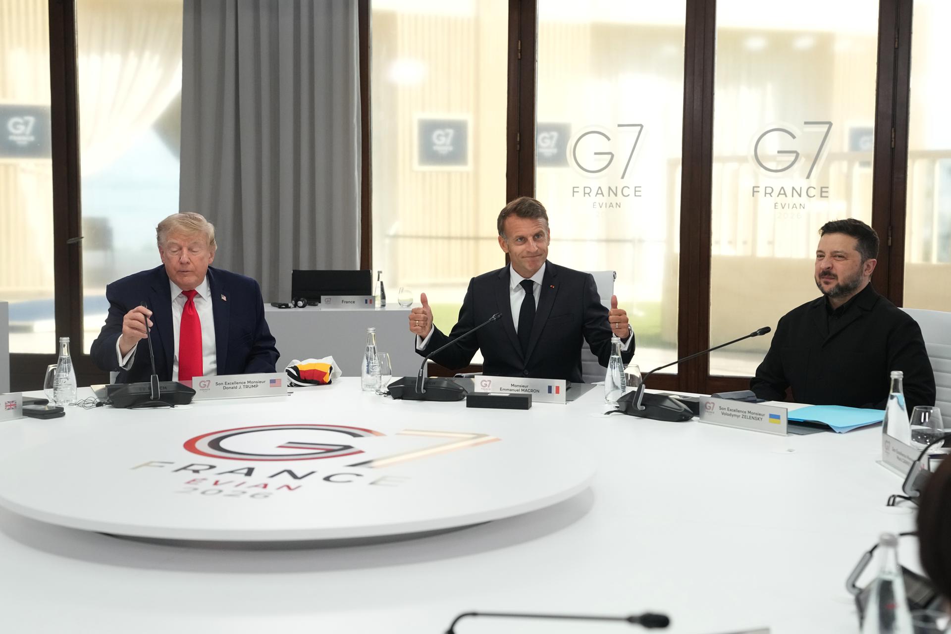 Evian-les-Bains (FRA), 16/06/2026.- (L-R) US President Donald Trump, French President Emmanuel Macron and Ukrainian President Volodymyr Zelenskyy during a working session at the G7 summit in Evian-les-Bains, France, 16 June 2026. The 52nd G7 Summit takes place in Evian-les-Bains from 15 to 17 June 2026. (Francia) EFE/EPA/THIBAULT CAMUS / POOL MAXPPP OUT