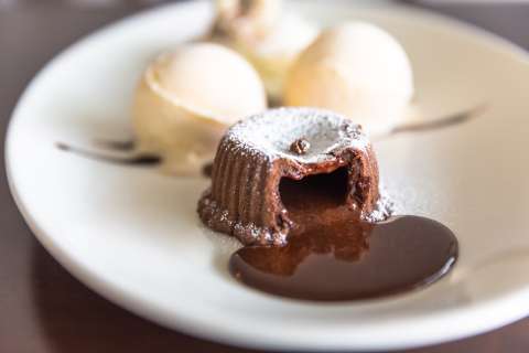 Para endulzar el fin de semana: receta para preparar un volcán de chocolate