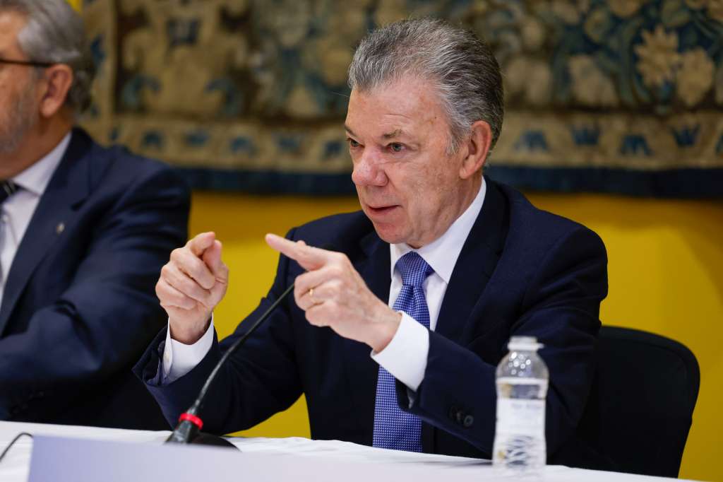 ZARAGOZA, 17/02/2025.- El expresidente de Colombia y Premio Nobel de la Paz, Juan Manuel Santos, visita la Universidad de Zaragoza dos días antes de ser investido doctor 'honoris causa' por el Campus Iberus del que forma parte la institución aragonesa. EFE/ Javier Cebollada