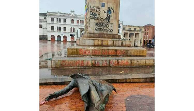 Estatua de Antonio Nariño, en Pasto, derribada durante manifestaciones.