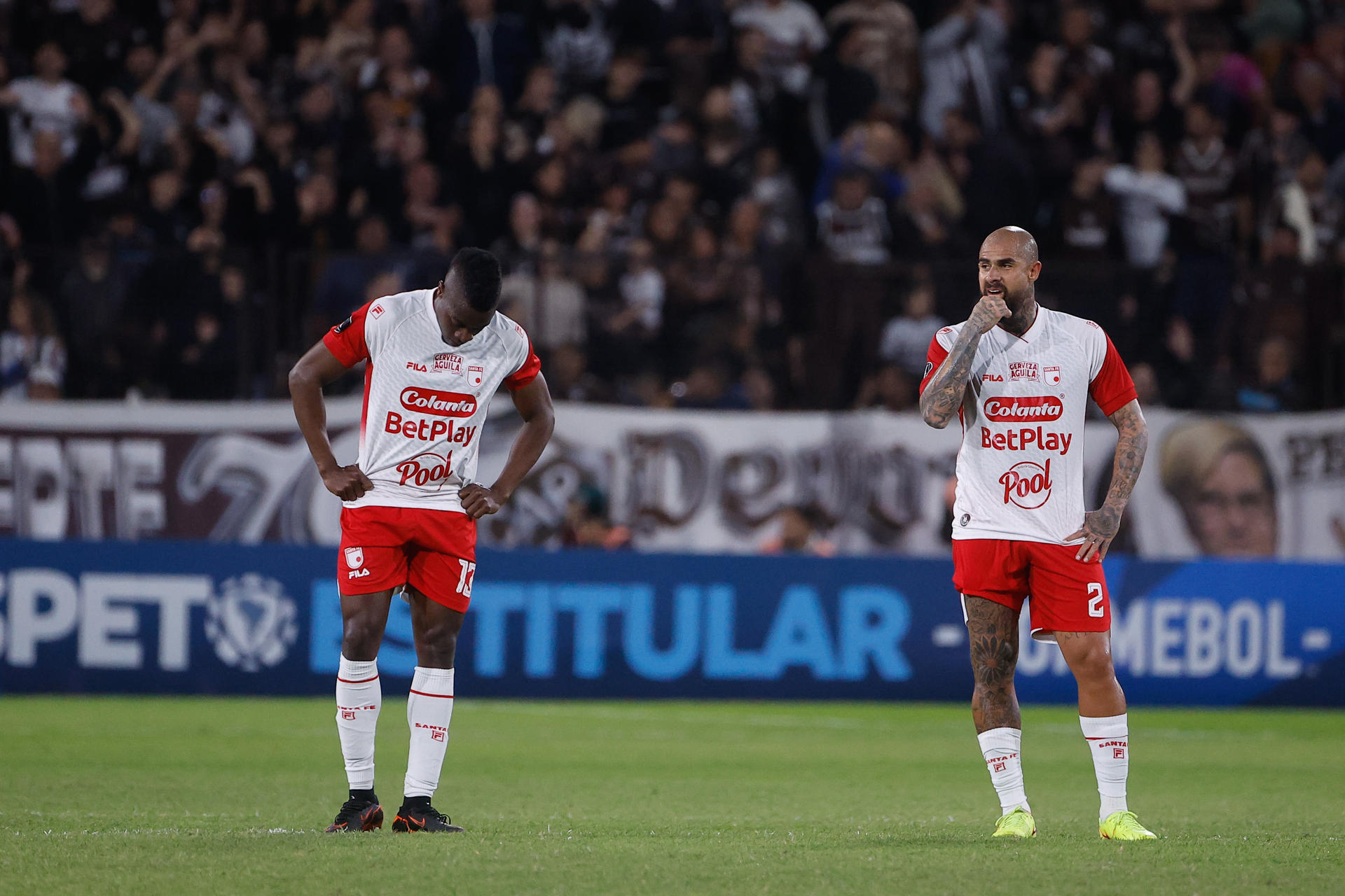 AMDEP4208. FLORIDA (ARGENTINA), 29/04/2026.- Helibelton Palacios (i) y Juan Quintero de Santa Fe reaccionan este miércoles, al final de un partido de la fase de grupos de la Copa Libertadores entre Platense e Independiente Santa Fe en el estadio Ciudad de Vicente López en Florida (Argentina). EFE/ Juan Ignacio Roncoroni