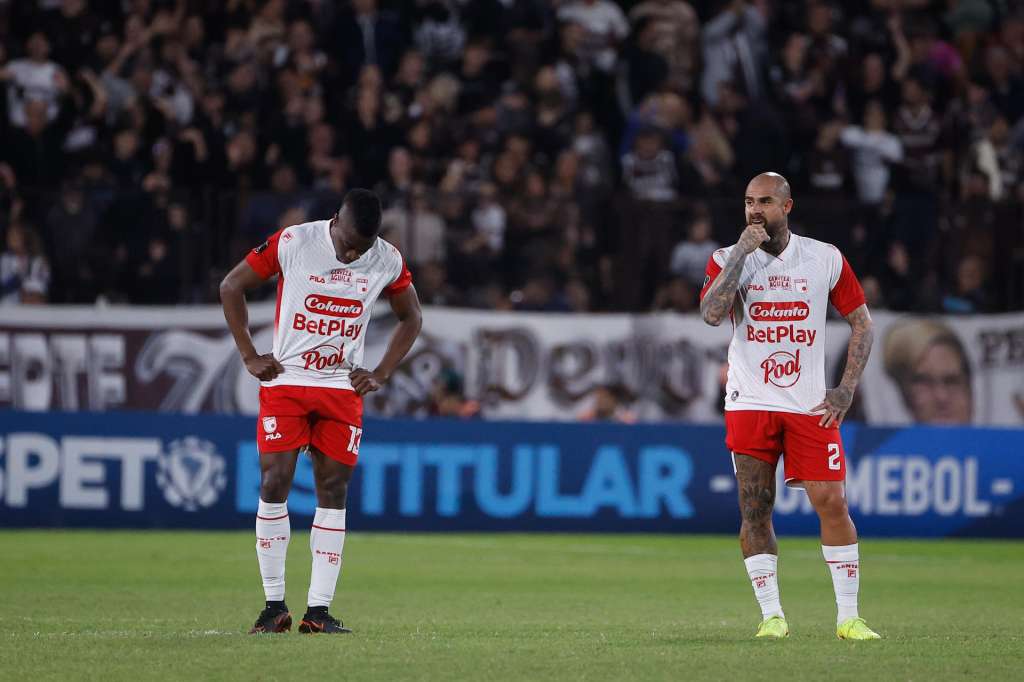 AMDEP4208. FLORIDA (ARGENTINA), 29/04/2026.- Helibelton Palacios (i) y Juan Quintero de Santa Fe reaccionan este miércoles, al final de un partido de la fase de grupos de la Copa Libertadores entre Platense e Independiente Santa Fe en el estadio Ciudad de Vicente López en Florida (Argentina). EFE/ Juan Ignacio Roncoroni
