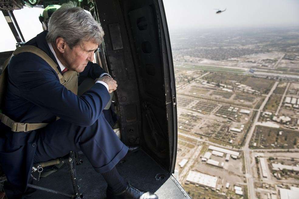 John Kerry visitó Bagdad por sorpresa para mostrar su apoyo al nuevo gobierno iraquí y coordinar la lucha contra el EI. / AFP