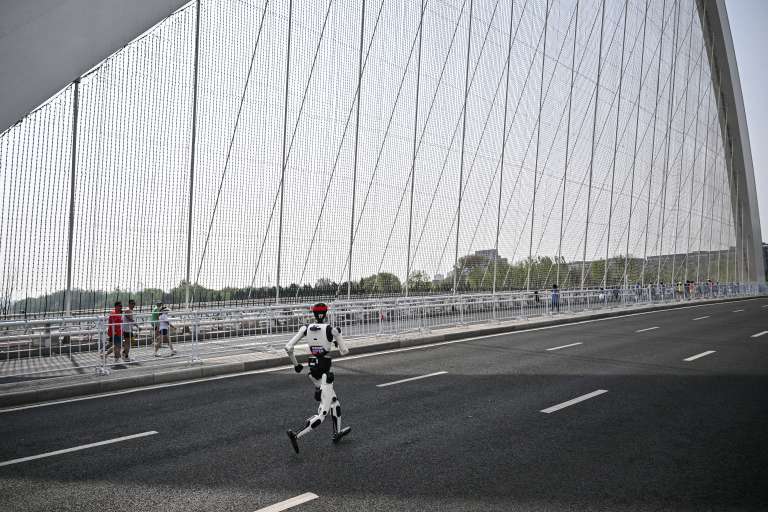 El robot más rápido de la jornada, equipado con un sistema de navegación autónoma y presentado por la marca china Honor, completó los cerca de 21 kilómetros en 50 minutos y 26 segundos.