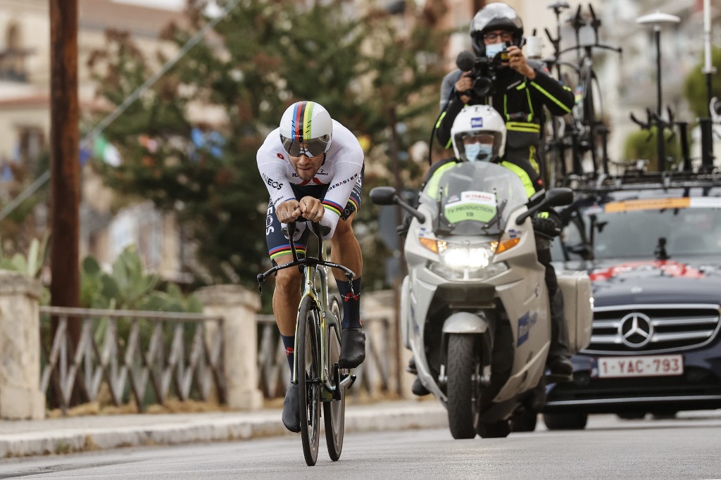 Filippo Ganna durante la contrarreloj inaugural del Giro de Italia 2020.