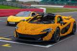 Así es el McLaren P1 tamaño real de LEGO que corre en el circuito de Silverstone