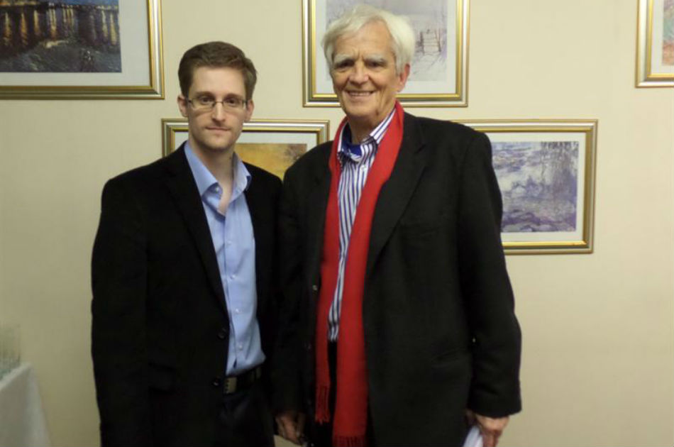 Hans-Christian Stroebele, miembro del parlamento por el partido alemán The Greens, durante una reunión con el informante y extécnico de la CIA Edward Snowden en Rusia