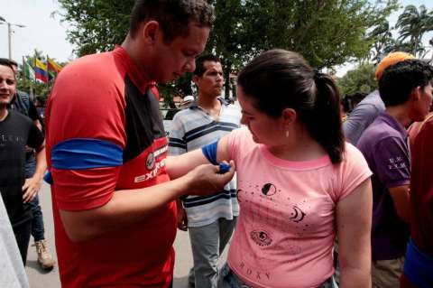 Brazaletes azules, el símbolo de los militares que apoyan a Guaidó