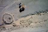 Científicos descubren 280 enormes círculos de piedra a lo largo de un desierto