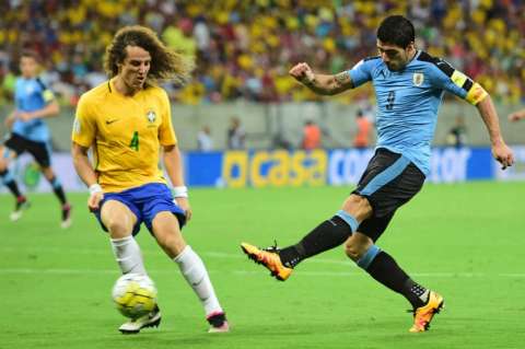 Suárez regresó con gol y Uruguay le sacó valioso empate a Brasil