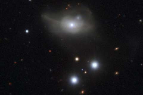 Astrónomos descubren un agujero negro que arrastra una galaxia a la oscuridad
