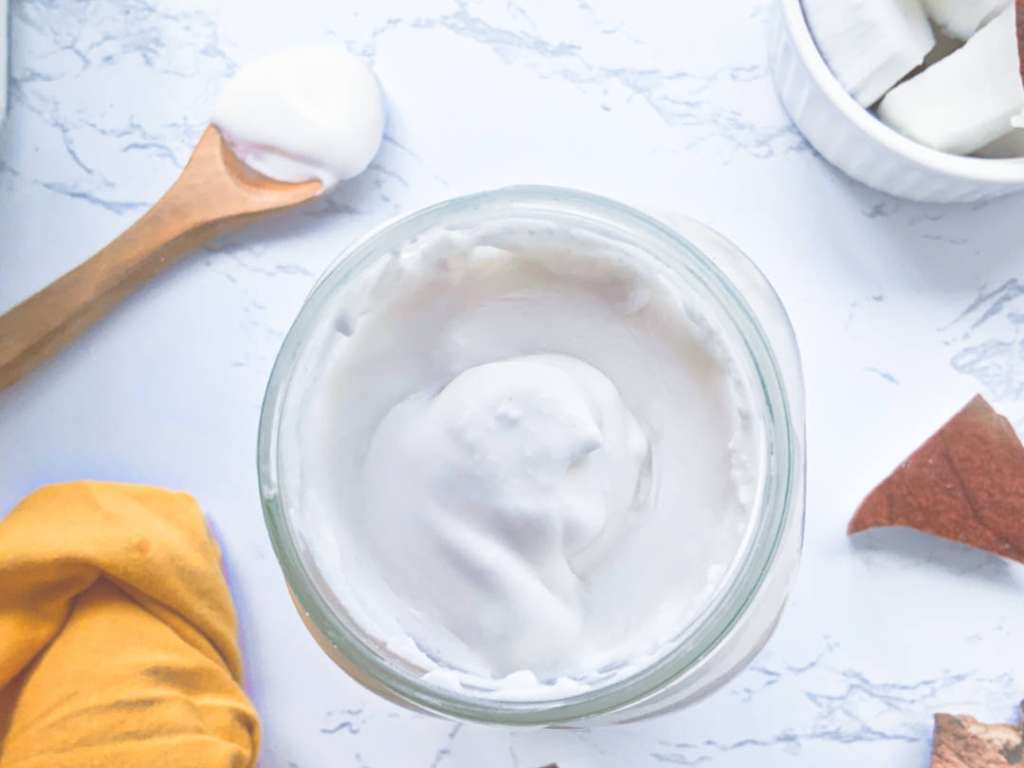 Solo se necesitan dos ingredientes: coco fresco y agua.