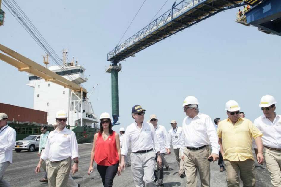El presidente Santos y la ministra de Transporte, Natalia Abello, en la inauguración del puerto de Mamonal en Cartagena. / Mintransporte