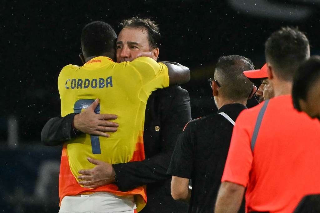 Néstor Lorenzo abraza a Jhon Córdoba tras su gol en el partido contra Bolivia.
