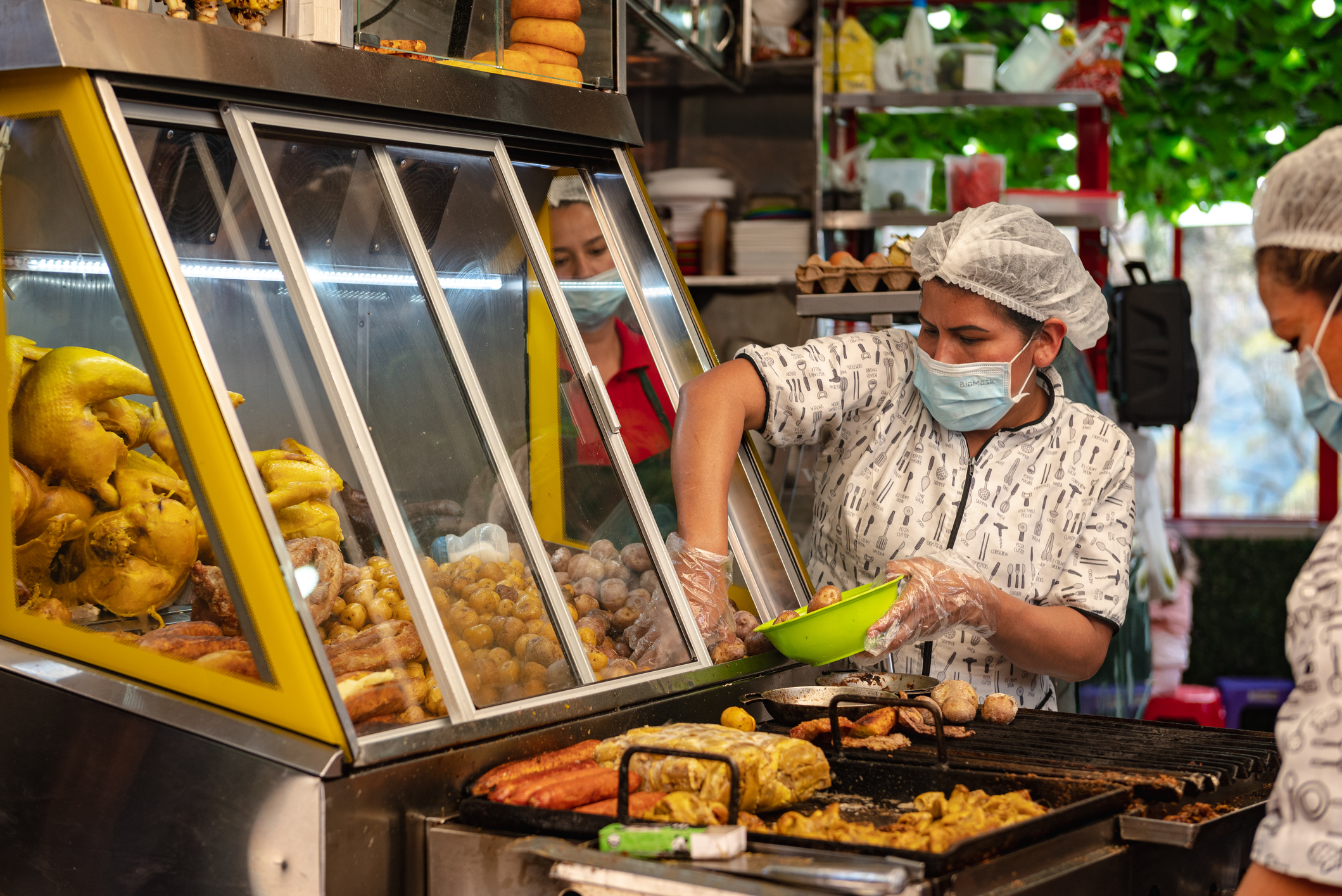 Puesto de comida callejera en Bogotá