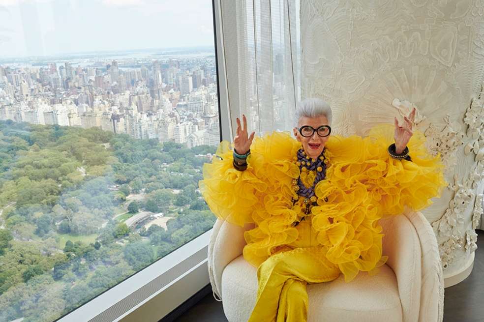 Iris Barrel, conocida como Iris Apfel, es una empresaria estadounidense, diseñadora de interiores e ícono de la moda.