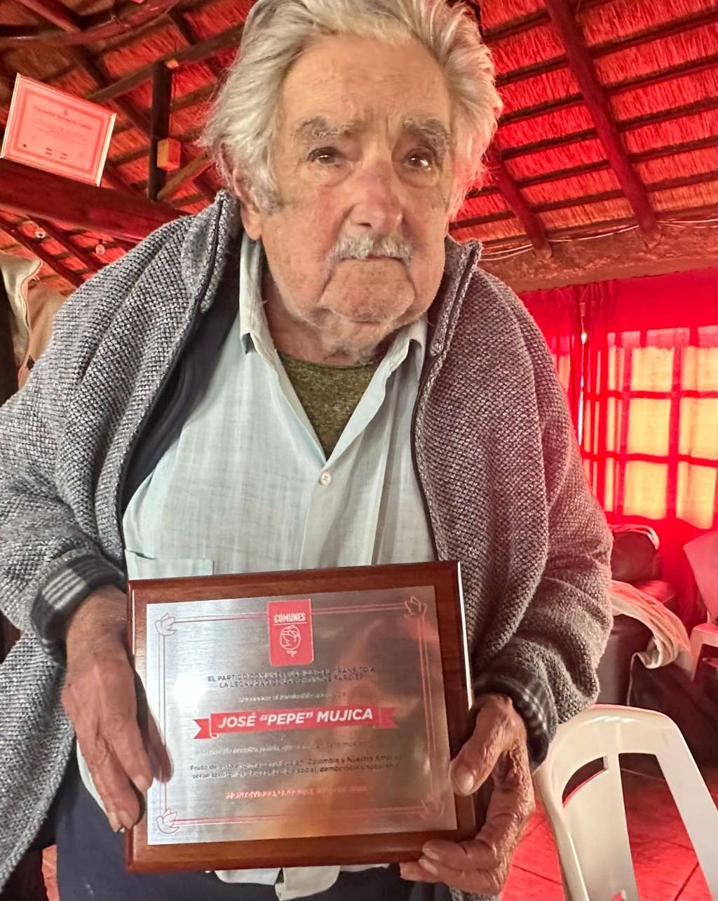 Mujica recibiendo la placa de reconocimiento por parte del partido Comunes.