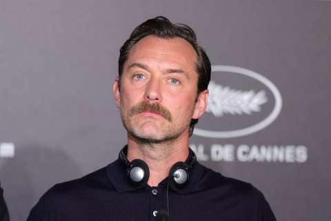 El actor Jude Law cree que la monarquía británica es “como un teatro”