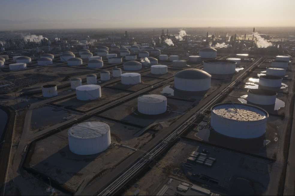 Cae la producción petrolera.