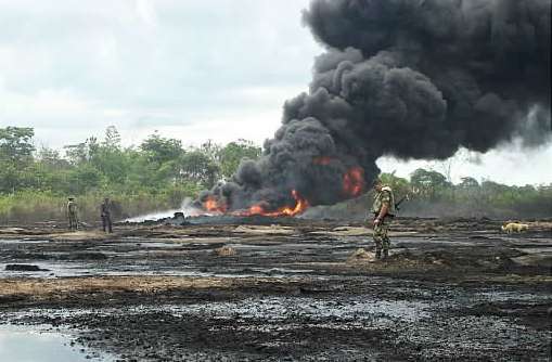 Atentado terrorista contra infraestructura petrolera. / Bloomberg News