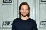 Graban a Tom Hiddleston, actor de “Loki”, en Bogotá: ¿por qué está en Colombia?
