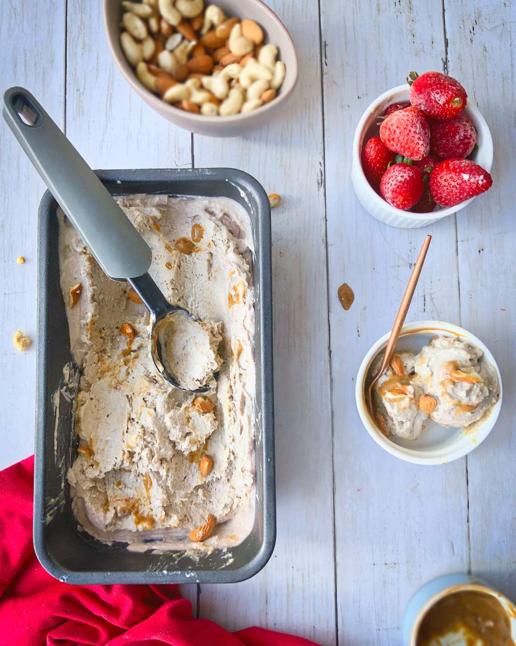 Al helado le puedes poner frutos secos, dulce de leche de coco (como en la foto), pero seguro combina muy bien con cualquier fruta y/o chispas de chocolate oscuro.