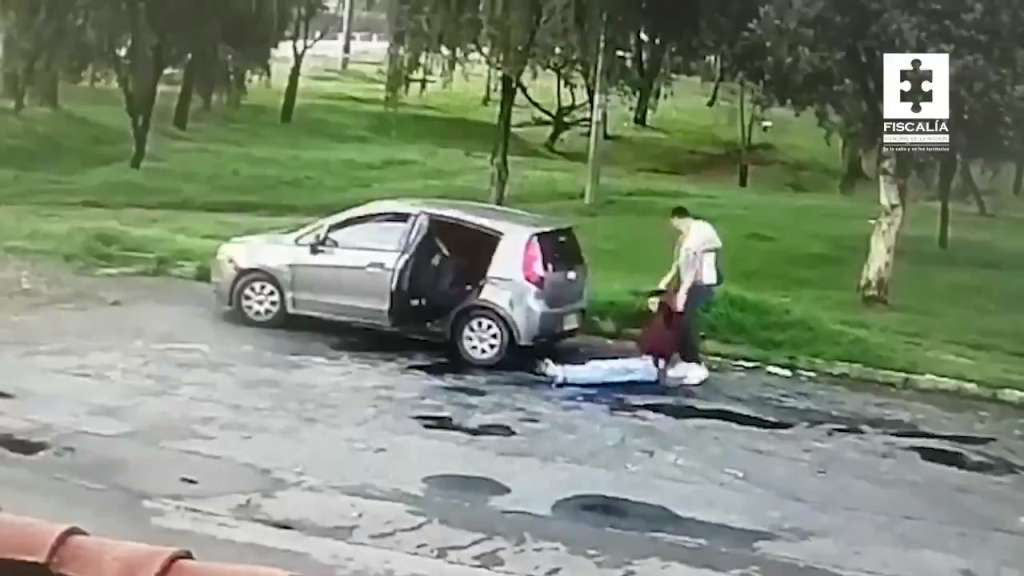 Momento en el que un supuesto miembro de los 'Tomaseros' deja una persona, en Bogotá, después de haberla drogado y robado