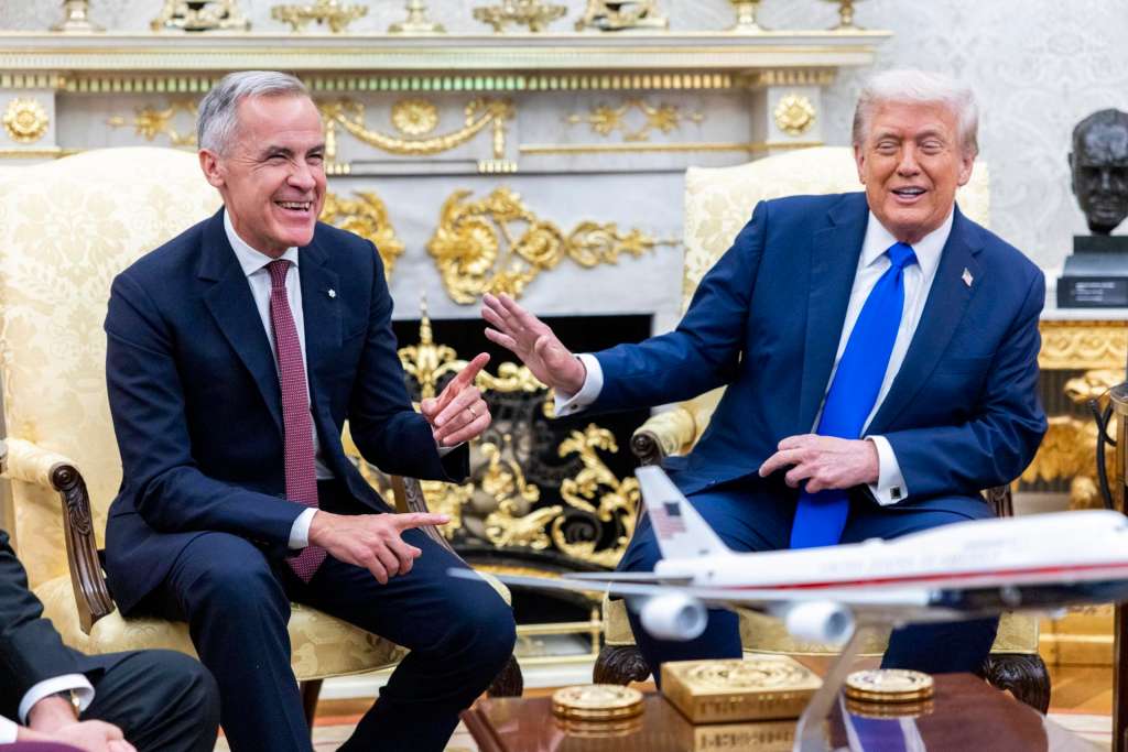 WASHINGTON DC (United States), 07/10/2025.- US President Donald Trump (R) meets with Canadian Prime Minister Mark Carney (L) in the Oval Office of the White House in Washington, DC, USA, 07 October 2025. The two are expected to discuss the Trump administration’s tariffs on Canadian steel, lumber and automobiles, along with other goods. EFE/EPA/SHAWN THEW / POOL