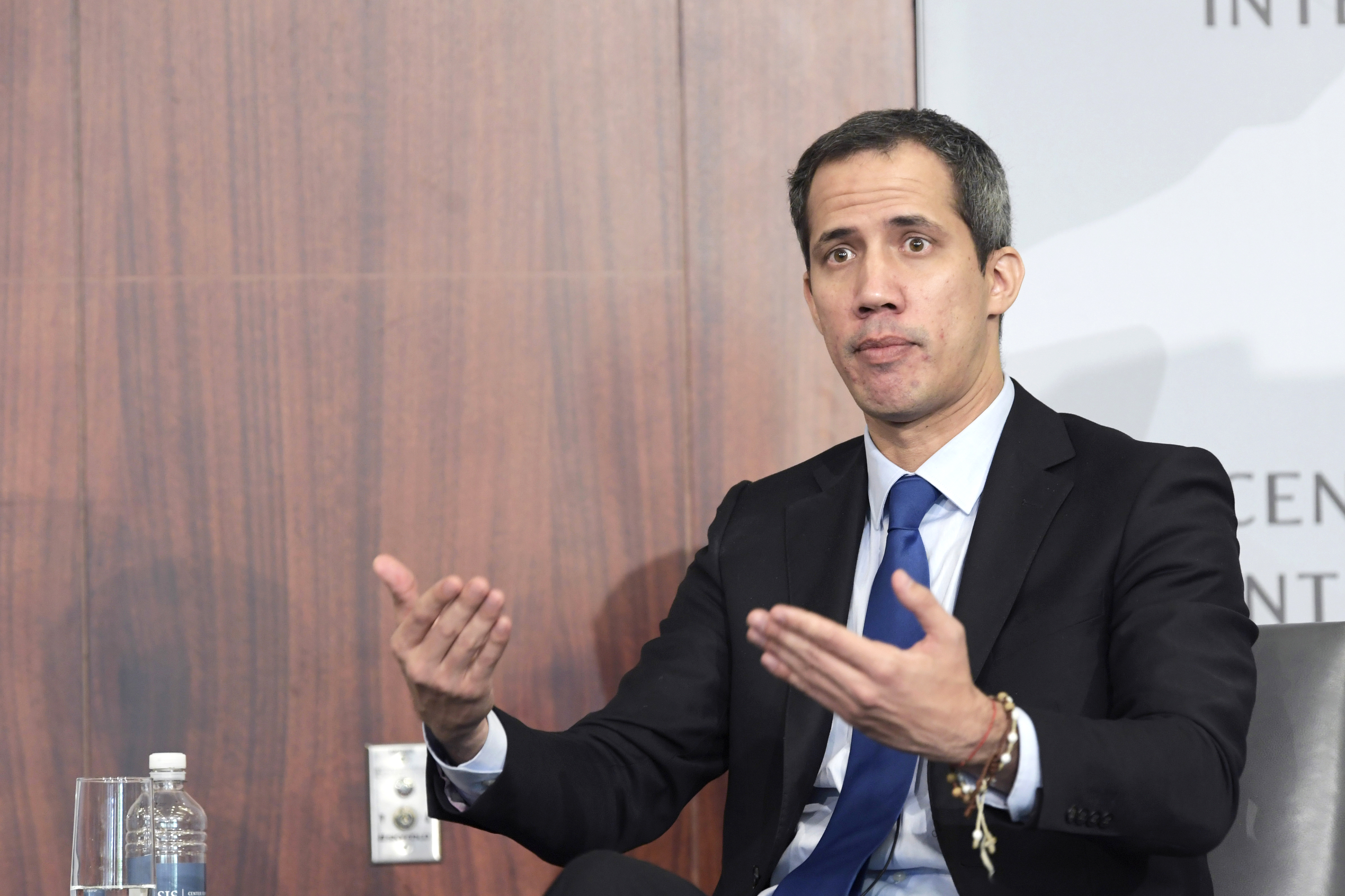 USA9273. WASHINGTON (ESTADOS UNIDOS), 28/09/2023.- Fotografía fechada el 5 de mayo de 2023 donde aparece el dirigente opositor venezolano Juan Guaidó mientras habla durante una charla en el laboratorio de ideas del Centro Internacional de Estudios Estratégicos (CSIS) en Washington (Estados Unidos). El dirigente opositor venezolano Juan Guaidó, exiliado en EE.UU., ha sido contratado como profesor visitante por la Universidad Internacional de la Florida (FIU), donde impartirá cursos centrados en "Rescatar la democracia y resistir una dictadura", informó el centro académico. EFE/Lenin Nolly
