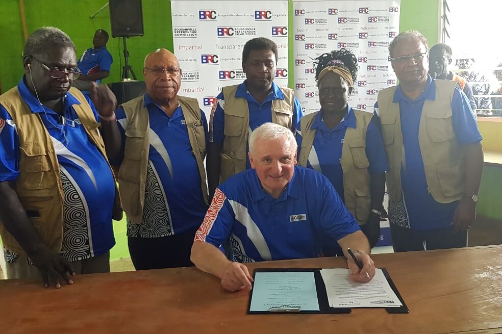 Bertie Ahern, presidente de la Comisión de referendos de Bougainville, anunció que en la consulta popular 176.928 electores votaron a favor de la independencia, es decir, más del 98%. / AFP